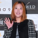 결혼식장에서 화장 뜬 신지, <b>전날</b> 술 마셨나?