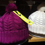 이 털모자 귀엽나여??  <b>or</b>이라고 써있는뎅.