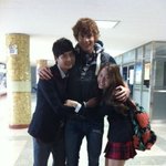 같이 사진만 찍으면 사람을 <b>땅꼬마</b>로 만들어버리는 줄리엔 강