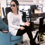 불쌍한 <b>홍수아</b>의 발....ㅠㅠㅠㅠㅠ 계단에 올라탄 것 같네