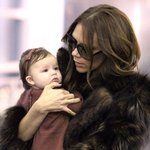 파파라치 플래쉬 세례에 눈을 못 뜨는 <b>베컴</b>네 막내딸ㅠㅠ