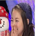 <b>억지</b> 눈웃음까지 지어가며 날 따라해요
