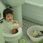 변기통에서 좌욕하는 우리 딸콩이..