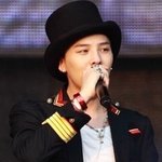목걸이로 <b>포인트</b>를 준 아이돌 멤버들