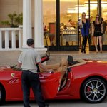 쇼핑하고 나오는 힐튼 자매.... <b>부티</b>가 철철 넘쳐...