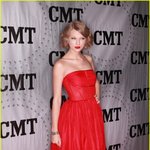 <b>빨강</b>으로 깔맞춤 한 테일러 스위프트... 인형 아님?