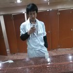 므흣한커플>.<