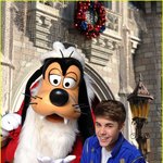 디즈니랜드에서 공연한 저스틴 <b>비버</b>ㅋㅋㅋㅋ 역시 초통령ㅋㅋㅋ