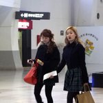 공항에서 원더걸스 만났어요. 원더걸스, 커플가방의 <b>정체</b>는 무엇?