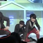 이 사진에 <b>가랑</b>이 찢어진 애 누군지 아시는 분? 보이프렌드같은데