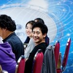 요즘 제일 잘 나가는 신하균... 날 보고 웃는 것 같네....