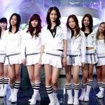 화이트 콘셉트 패션의 빛나는 아이<b>돌들</b>