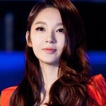 눈 <b>처럼</b> 하얀 피부가 매력적인 여자 아이돌