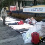 가카께서 걱정이 많다는 청년은 <b>텐트</b>도 빼앗기고 길바닥에서...