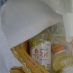 지나가는 <b>시민</b>이 음료수와 빵을 전해줍니다