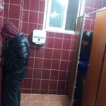 남자화장실에 여자가 바로 <b>나임</b>