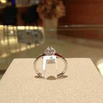 오늘 크리스마스 선물로 다이아 <b>반지</b> 선물하려하는데...