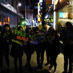 명동에서 프리허그할떄 노래부르고 기타치던사람들입니다