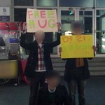 사진有)우리는 훈남오빠들의 프리허그를 봣다