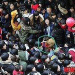 ㅋㅋㅋ톡쓰는데를못찾았어ㅋㅋ오늘<b>명동</b>프리허그 한사람! 트리앞에서용 사진有...