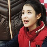 <b>사인</b>회장에서 귀여움 '폭발'한 아이유