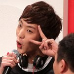 <b>팬</b>들에게 애교부리는 아이<b>돌</b>들