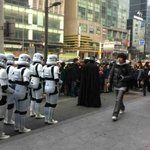 홍대에 스타워즈가 떴다 ! 다스베이더와 <b>스톰</b> 투르퍼의 행진 모습!