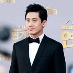 <b>대상</b>배우 타이틀을 쥔 신하균... 쑥스러워하는 모습도 사랑해여ㅠㅠ
