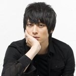 분위기 있게 턱 괴고 사진찍은 <b>스타</b>들