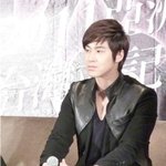 동방신기 공항패션 라코스테 신발 신었네요