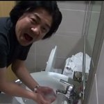 그의 <b>비명</b>