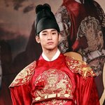 <b>노안</b>으로 보일려고 안웃는 김수현, 근엄한 왕의 포스