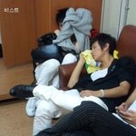 <b>피곤</b>해 쓰러져 자는 아이돌들