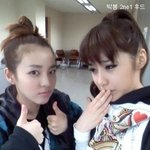 자신들의 자체 제작 <b>의류</b>를 입은 아이돌들