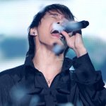 <b>열정적</b>으로 노래 부르는 아이돌 멤버들
