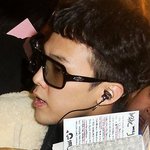 <b>인파</b> 속에서도 팬레터를 놓치지 않는 지드래곤