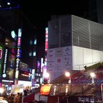 [사진,영상有] 명동 한복판 뜬금없이 지붕 위에서 자는 솨람!!...