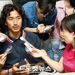 오른쪽 <b>여성분의</b> 코는  누구의 코일까요???