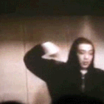 긴급 속보- 자살 5시 2분 자살, 시신 두동강 난<b>체로</b> 발견돼,,