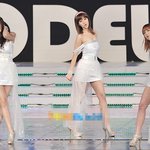 어깨끈 내려간 레인보우 <b>오승아</b>, 아찔한 무대