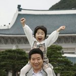 "그래도 할아버지야" <b>손녀</b>들과 함께한 대통령들