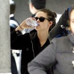 공항에서 <b>민낯</b>으로 찍힌 크리스틴 스튜어트.. 대박..ㄷㄷ