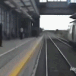 목숨을 건 지하철 달리기.gif
