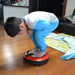 큰형님 댁 갔다가 만난 <b>로봇</b>청소기 타는 강아지와 조카.  귀여움...