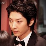 가늘고 긴 <b>눈매</b>가 매력인 남자 연예인