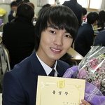 민호 졸업<b>식장</b>까지 찾아온 신애ㅋㅋ 아직도 친하구나..