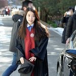 민낯(?)으로 졸업<b>식장</b>에 온 아이유