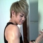 팔근육 <b>자랑</b>하는 것 같은 남아이돌들