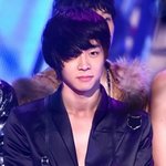 강한 비대칭 머리 스타일의 아이돌들