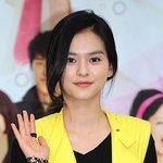 <b>치마</b> 누르고 입장하는 우리, 속 보일까봐 조심조심
